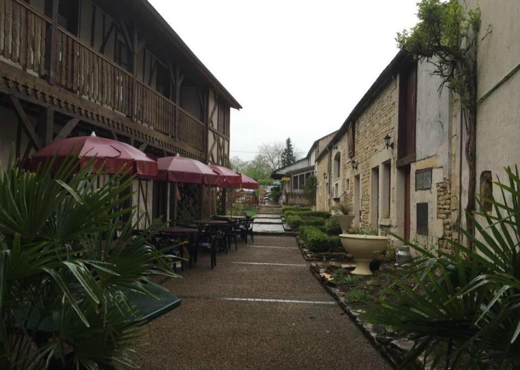 Hotel Restaurant Le Relais Fleuri De Tannay ภายนอก รูปภาพ