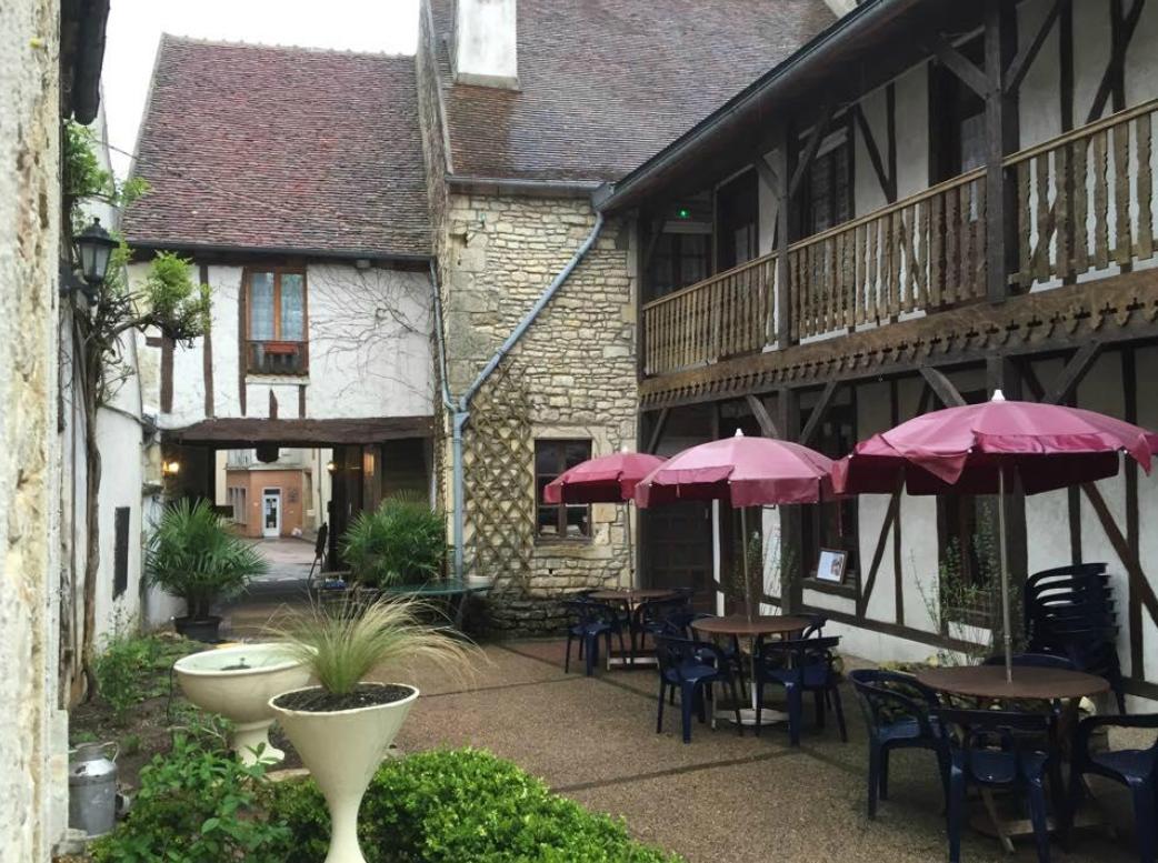 Hotel Restaurant Le Relais Fleuri De Tannay ภายนอก รูปภาพ